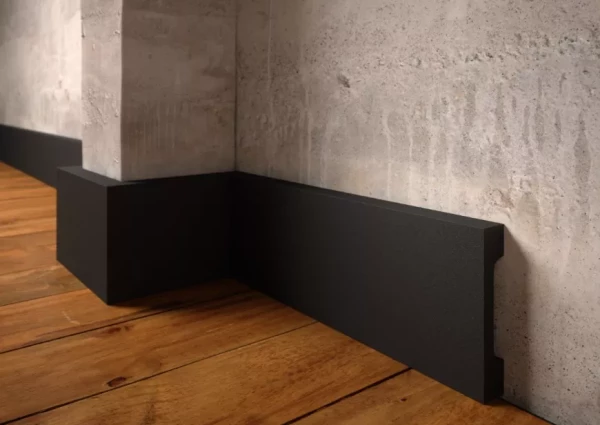 Creativa LPC-28 RAL9005 - Wykończeniowa listwa przypodłogowa